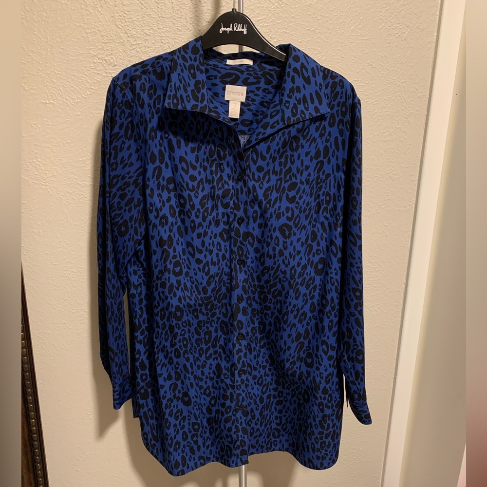 Chico’s Blue Leopard Print Button Up No-Iron Blouse Size 2 - Long length